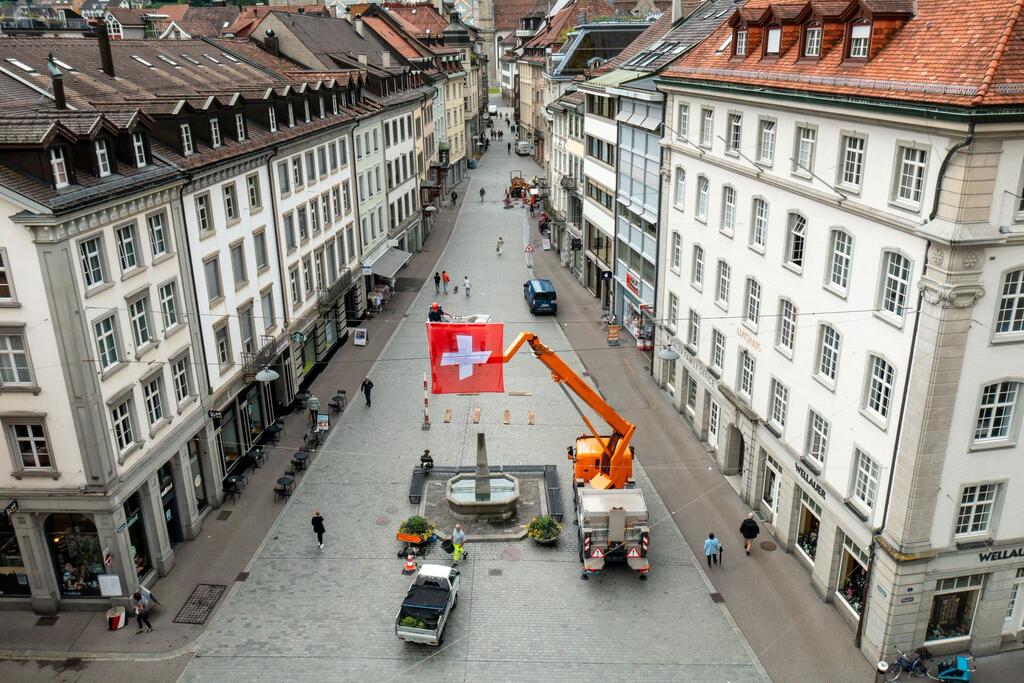 Die NEXPLORER-Fahne von St. Gallen wird installiert. Foto von ExtraMileFilms