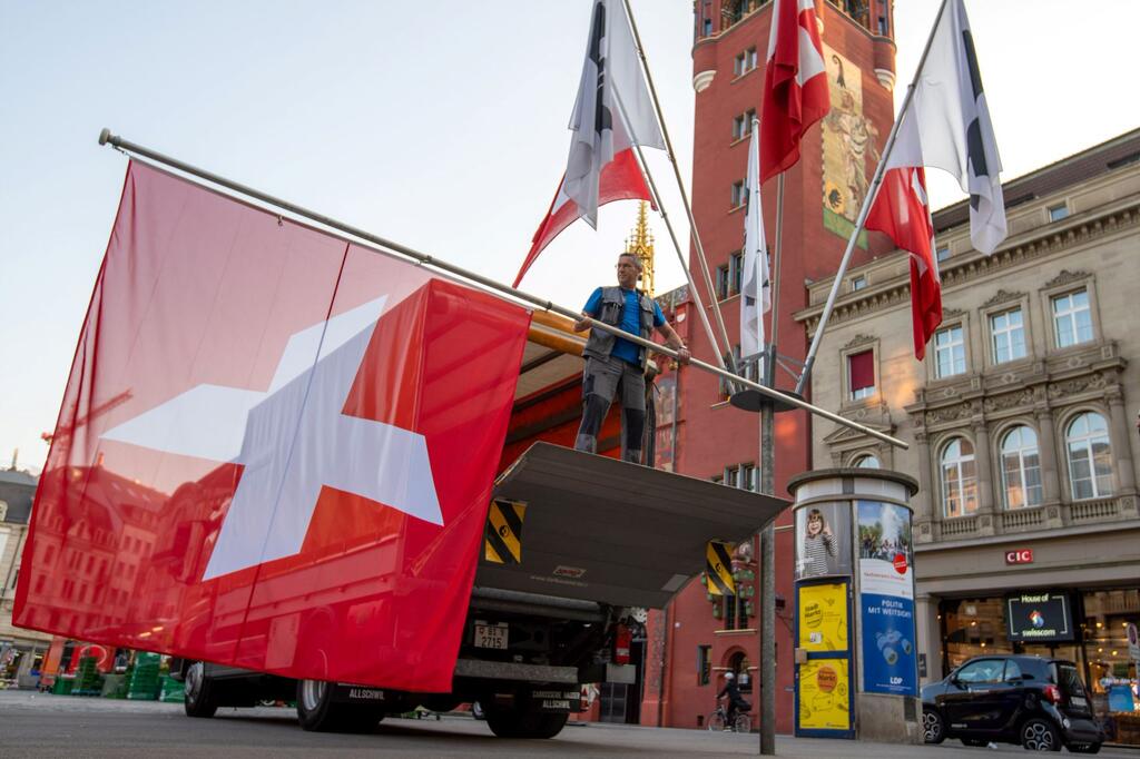 Die NEXPLORER-Fahne von Basel wird installiert. Foto von ExtraMileFilms