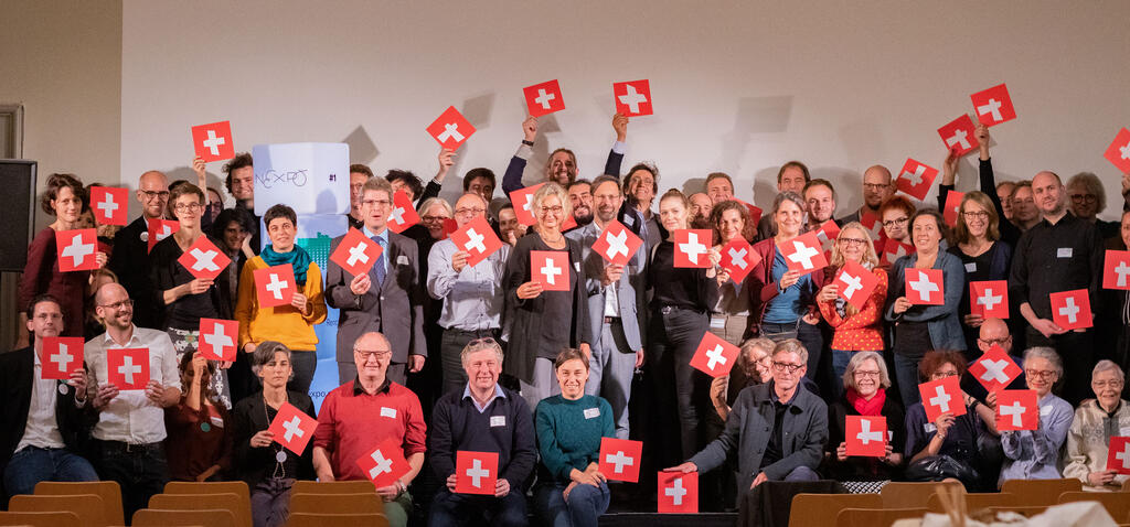 Nexponauts avec leurs croix suisses personnelles lors du NEXPO Recontres #1 à Berne, le 30 octobre 2019.