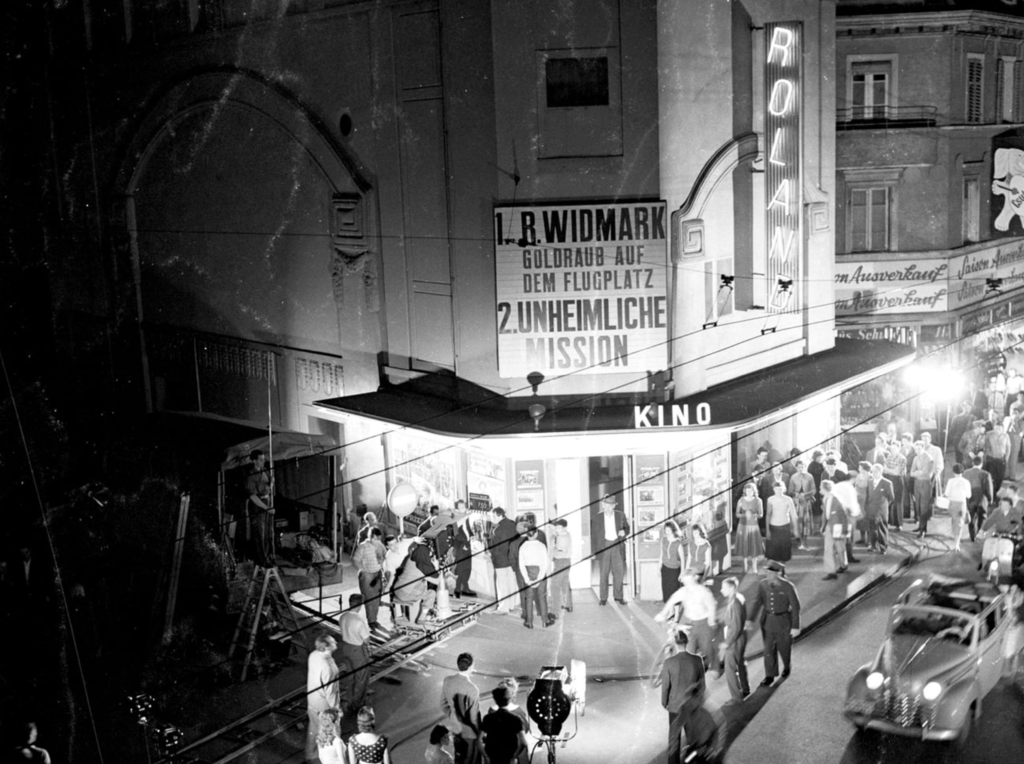 1881 gebaut, ist das Kino Roland ist eines der ältesten Kinos in Zürich. Hier eine Aufnahme von den Dreharbeiten für <i>Bäckerei Zürrer</i> (1957) des Regisseurs Kurt Früh.