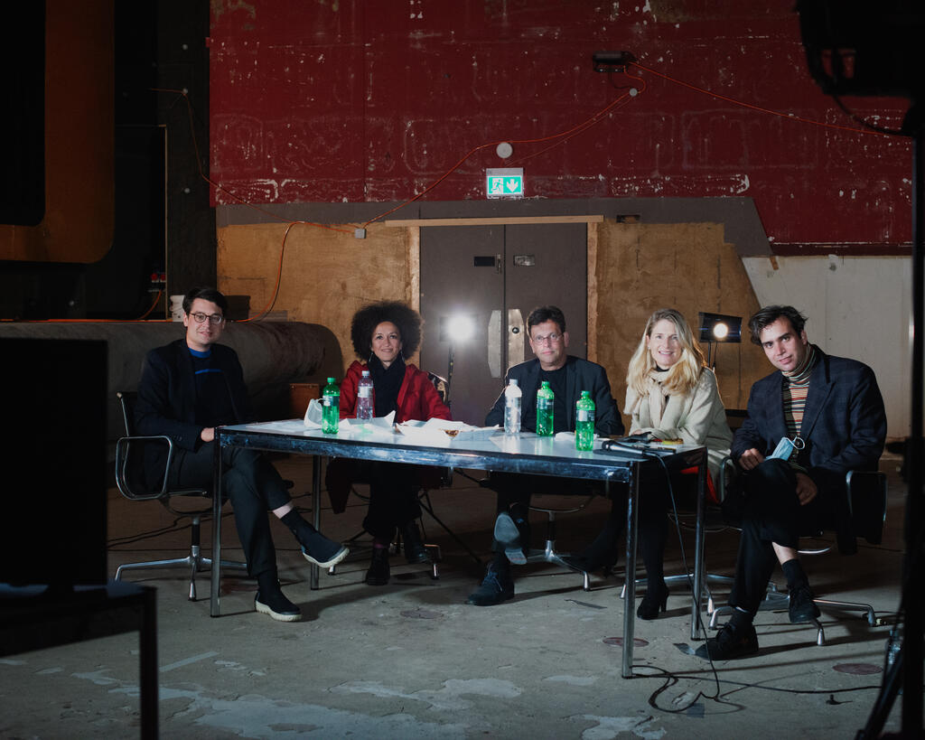 Fredi Fischli, Niels Olsen und Christina Hanke (Co-Leitung) mit Philip Ursprung und Samia Henni im Genfer Kino Le Plaza. Dokumentiert wurde der erste Site Visit im Rahmen der NEXPO von der Fotografin Mathilde Agius. (Foto: Mathilde Agius assistiert von Florian Lüthi und Ianne Kenfack)